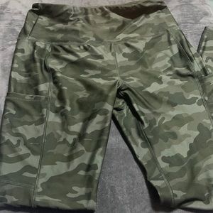 Tap out yoga pants camo size L EUC